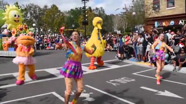 Orlando Florida Febrero 2020 Zoe Big Bird Mujeres Bailando Desfile — Vídeos de Stock