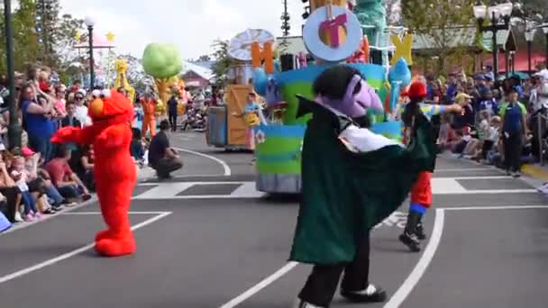 Orlando Florida Febrero 2020 Count Von Count Elmo Bailan Desfile — Vídeos de Stock