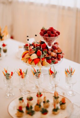 Düğünde meyve ziyafeti veriyor.