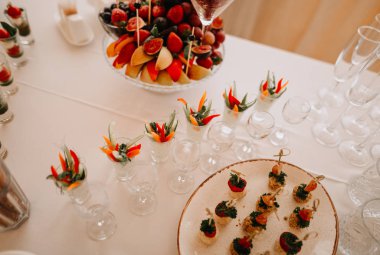 Düğün resepsiyonu masada.