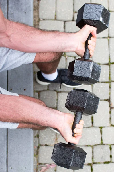 Exercício Masculino Adulto Com Pesos Livres Fotografia De Stock