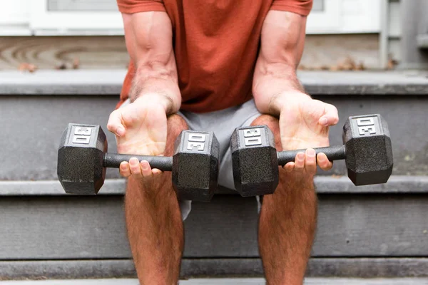 Exercício Masculino Adulto Com Pesos Livres Imagem De Stock