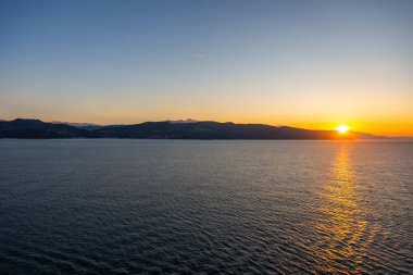 İtalya 'nın La Spezia limanında gün doğumunda bir yolcu gemisinden görüntü.