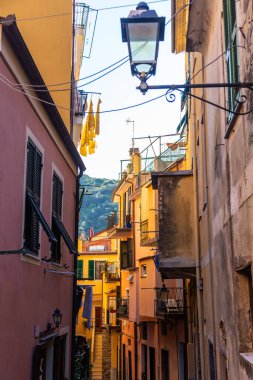 Cinque Terre Doğa Koruma Alanı ve La Spezia, İtalya 'da renkli evleri olan küçük kasabalar.