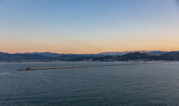Vista da una nave da crociera all'alba nel porto di La Spezia — Foto Stock
