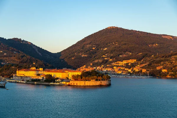 Vista da una nave da crociera all'alba nel porto di La Spezia — Foto Stock