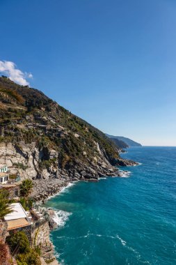 Cinque Terre Doğa Koruma Alanı ve La Spezia, İtalya 'da renkli evleri olan küçük kasabalar.