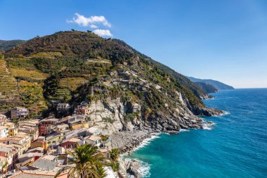 Cinque Terre Doğa Koruma Alanı ve La Spezia, İtalya 'da renkli evleri olan küçük kasabalar.
