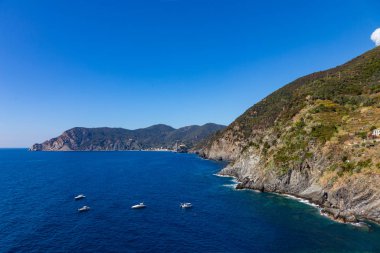 Cinque Terre Doğa Koruma Alanı ve La Spezia, İtalya 'da renkli evleri olan küçük kasabalar.