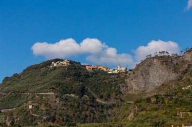 Cinque Terre sahili ve La Spezia, İtalya 'da renkli evleri olan küçük kasabalar.