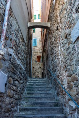 Cinque Terre sahili ve La Spezia, İtalya 'da renkli evleri olan küçük kasabalar.