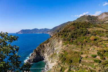 Cinque Terre sahili ve La Spezia, İtalya 'da renkli evleri olan küçük kasabalar.