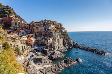 Cinque Terre sahili ve La Spezia, İtalya 'da renkli evleri olan küçük kasabalar.