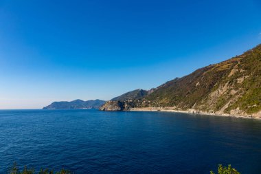Cinque Terre sahili ve La Spezia, İtalya 'da renkli evleri olan küçük kasabalar.