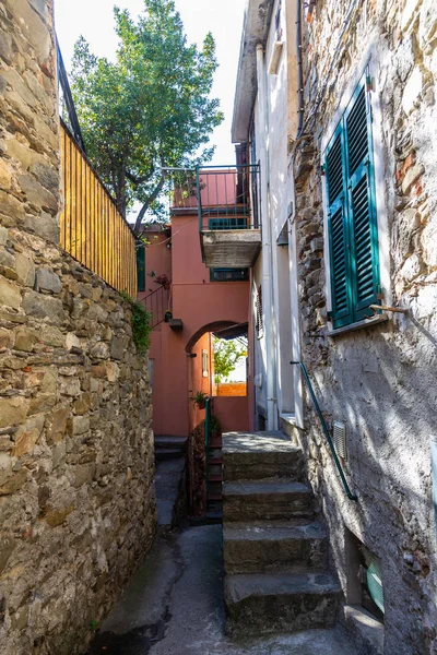 Cinque Terre pobřeží a malá města s pulzující barevné domy v La Spezia, Itálie — Stock fotografie