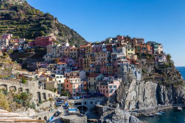 Cinque Terre sahili ve La Spezia, İtalya 'da renkli evleri olan küçük kasabalar..