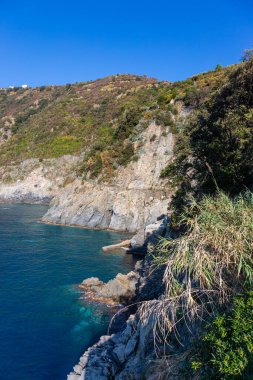 Cinque Terre sahili ve La Spezia, İtalya 'da renkli evleri olan küçük kasabalar..