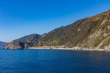 Cinque Terre sahili ve La Spezia, İtalya 'da renkli evleri olan küçük kasabalar..