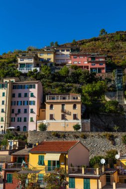 Cinque Terre sahili ve La Spezia, İtalya 'da renkli evleri olan küçük kasabalar..
