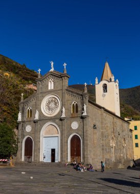 Cinque Terre sahili ve La Spezia, İtalya 'da renkli evleri olan küçük kasabalar..