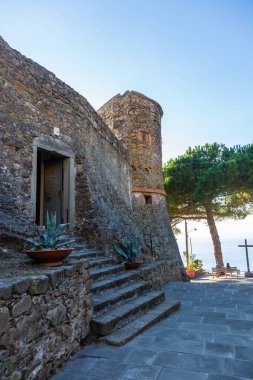 Cinque Terre sahili ve La Spezia, İtalya 'da renkli evleri olan küçük kasabalar..