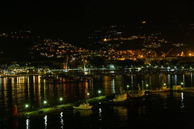 İtalya 'daki La Spezia limanı ve şehri gece görüşü.