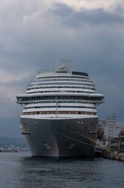 İtalya 'nın Savona limanında büyük beyaz bir yolcu gemisi.