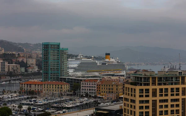 Gran Crucero Blanco Puerto Savona Italia — Foto de Stock