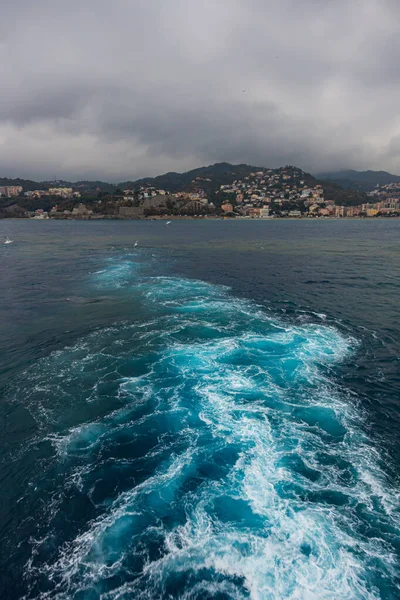 Réveil Eau Bleue Quittant Port Savona Italie — Photo