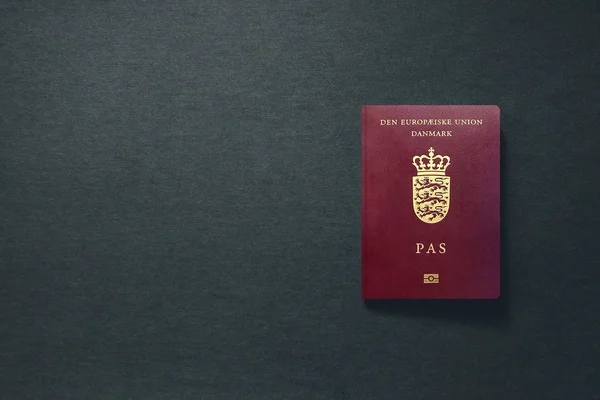 Dinamarca Pasaporte sobre fondo oscuro con espacio de copia - Ilustración 3D — Foto de Stock