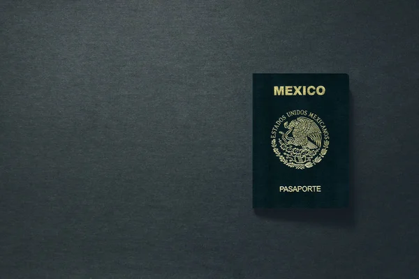 México Passaporte em fundo escuro com espaço de cópia - ilustração 3D — Fotografia de Stock