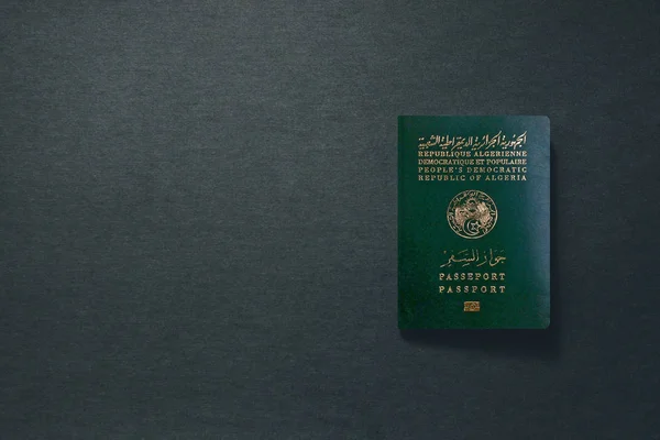 Algeria Passaporto su sfondo scuro con spazio di copia - Illustrazione 3D — Foto Stock