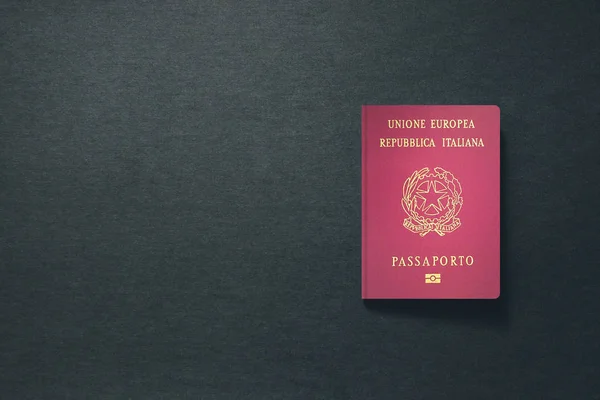 带有复制空间的深色背景意大利护照- 3D说明 — 图库照片