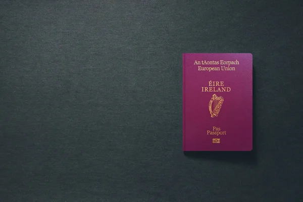 Irsko Cestovní pas na tmavém pozadí s kopírovacím prostorem - 3D ilustrace — Stock fotografie