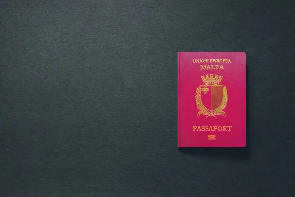 Malta Paszport na ciemnym tle z przestrzenią do kopiowania - 3d Ilustracja — Zdjęcie stockowe