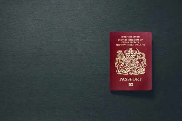 Reino Unido Pasaporte sobre fondo oscuro con espacio para copias - Ilustración 3D — Foto de Stock