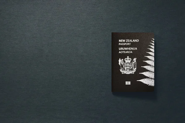 Új-Zéland útlevél sötét háttérrel fénymásoló térrel - 3d Illusztráció — Stock Fotó