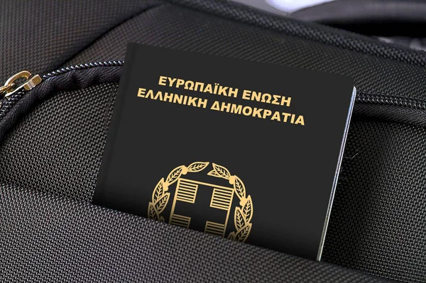 Паспорт в черном кармане в Чемодане — стоковое фото