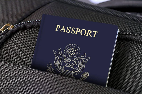 Fechar-se dos Estados Unidos da América Passaporte em Black Suitcase Pocket — Fotografia de Stock
