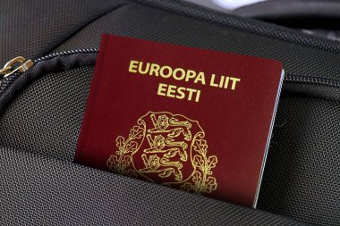 Estonya Pasaportunu Siyah Bavulla Kapat 
