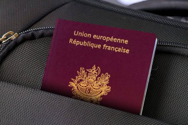 Fransa pasaportunu siyah bavulla kapat. 