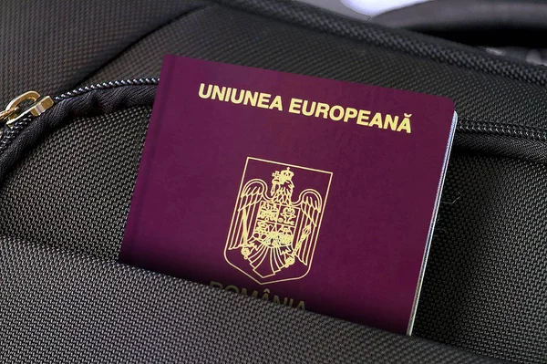 Románia útlevele a fekete bőrönd zsebében — Stock Fotó