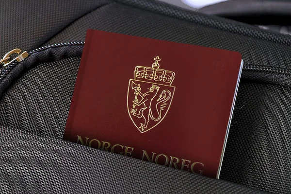 Primer plano del pasaporte noruego en el bolsillo de la maleta negra —  Fotos de Stock