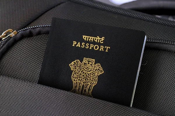 Close-up de Índia Passaporte em Black Suitcase Pocket — Fotografia de Stock