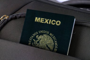 Meksika pasaportunu siyah çantayla kapat. 