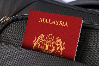 Siyah Çantalı Malezya Pasaportunu Kapat 