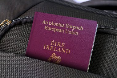 İrlanda Pasaportunu Siyah Bavul Cebinde Kapat 