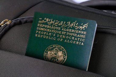 Kara Çantalı Cezayir Pasaportu 'nu kapat. 