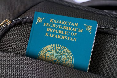 Siyah çantalı Kazakistan Pasaportu 'nu kapat 