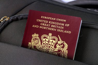 Birleşik Krallık pasaportunun siyah bavulla kapatılması 
